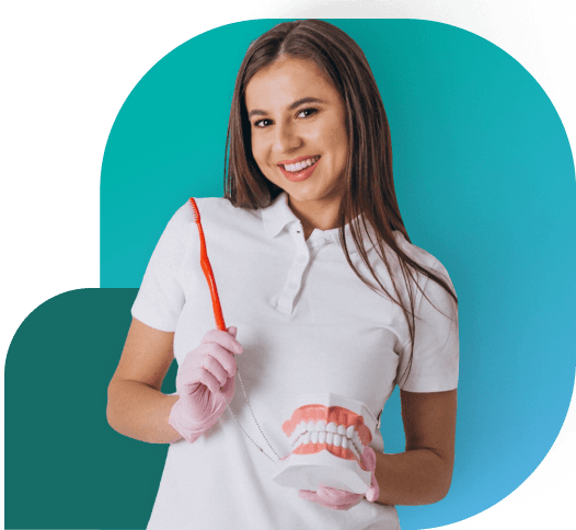 Mulher sorrindo, segurando um modelo de dentes e uma escova.